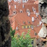 Blick durch die Burgmauer